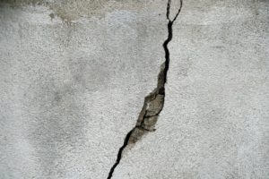 【危険】今すぐ補修すべき外壁のひび割れとは？放置のリスクと補修費用を解説します！