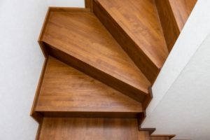【階段のきしみ】ギシギシ音の原因とは？直し方や修理費用を解説！