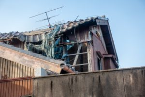 古い家は地震に耐えられる？地震対策すべき家の4つの特徴や避難場所を解説！